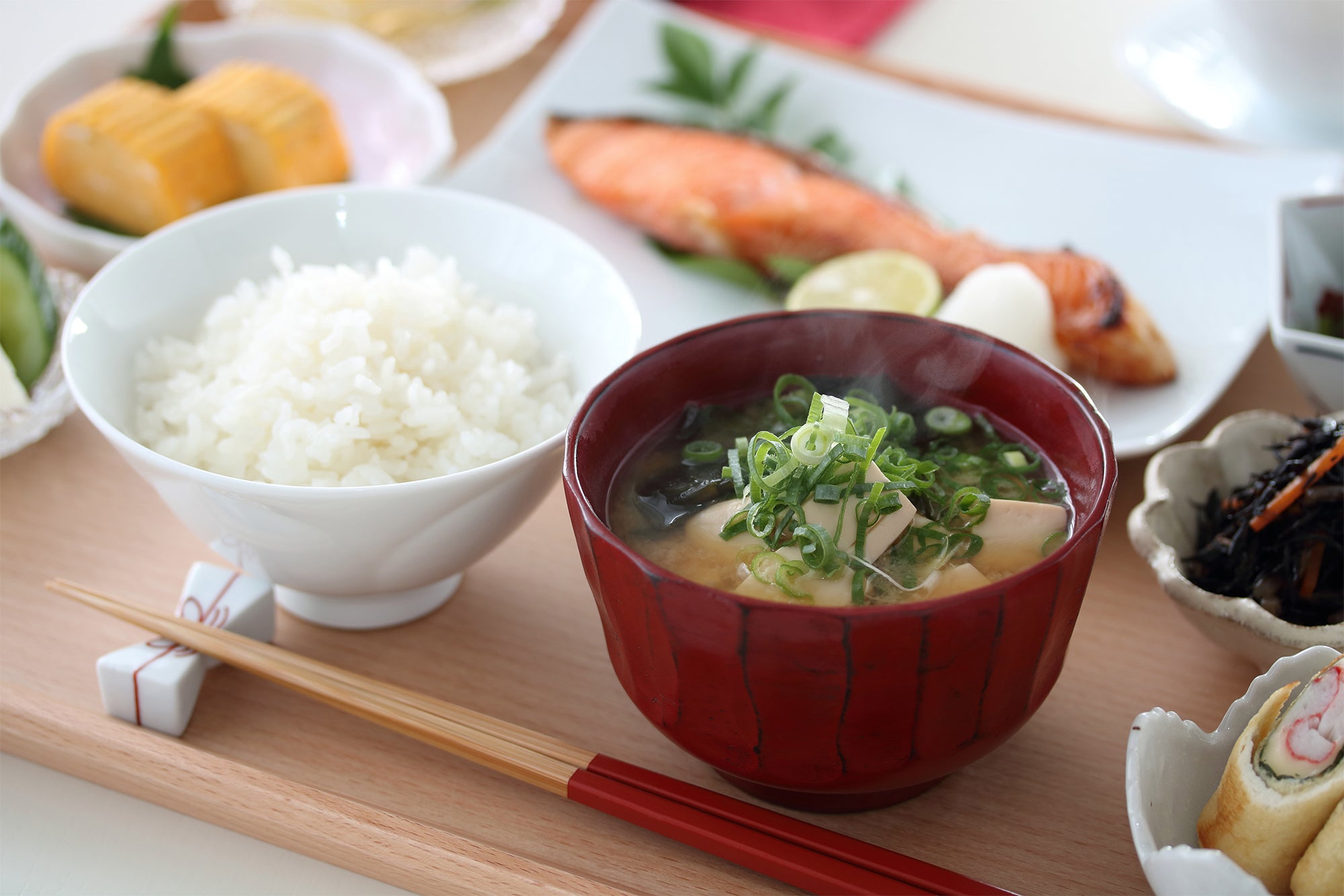 【基本マナー】和食の正しい並べ方｜理由やデザートの場合も解説！